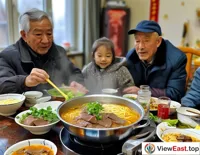 At a family gathering, the grandfather cooks a pot of fragrant Lanzhou beef noodles himself, and everyone sits together to enjoy the joy of family time.