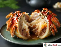 Hairy Crab Meatballs are cut in half, revealing the rich crab and pork filling inside, with meat juices slowly flowing out, making one eager to taste them immediately.