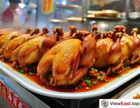 In front of the food festival stalls, plate after plate of freshly baked Hainan Wenchang Chicken steams, attracting the attention of many foodies.