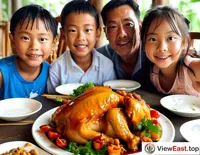 A family gathers around the dining table, with a golden and fragrant Hainan Wenchang Chicken in the center, and the children's eyes light up.