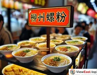 At the food festival booth, the sign for Liuzhou Luosi Rice Noodles is particularly eye-catching, with people lining up, eager to taste this authentic Guangxi flavor.
