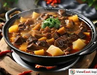  A finished dish of Northeastern Iron Pot Stew, with some sauce clinging to the edges of the iron pot, making one eager to take a bite.