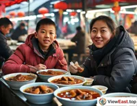  At a Beijing morning market, a family sits together enjoying liver stir-fry, savoring a leisurely weekend.