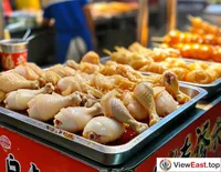 At a street food stall in Guangdong, the aroma of White Cut Chicken wafts through the air, attracting passersby to stop, with its simple yet flavorful snack making one unable to resist a taste.