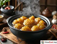 At a family gathering, a pot of steaming Jiangsu braised pork balls symbolizes reunion and happiness.