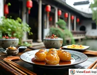 In a Jiangnan courtyard, a delicate banquet features Jiangsu braised pork balls as the highlight with its elegant aroma and texture.