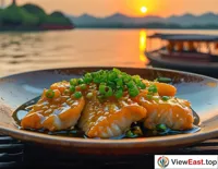At a lakeside restaurant, the setting sun shines on a plate of freshly cooked West Lake vinegar fish, blending the tender fish with sweet and sour flavors.