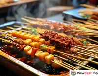 In a Sichuan tourist area, the aroma of Chuan Chuan Xiang drifts with the wind, becoming a major attraction for visitors, hard to resist.