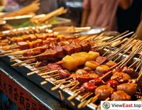 At a Sichuan night market stall, the aroma of Chuan Chuan Xiang fills the air, with skewers of meat and vegetables boiling in spicy oil, attracting foodies.
