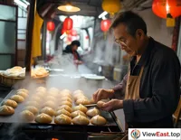 In a Shanghai alley, an old master skillfully fries soup dumplings, with steam and fragrance drifting through the old neighborhood.