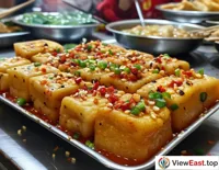 In a university campus in Hunan, students enjoy stinky tofu on the snack street, with the unique taste becoming part of their youthful memories.