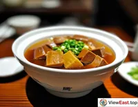 In an upscale Nanjing restaurant, duck blood and vermicelli soup is presented as a traditional snack, enhanced by exquisite tableware.