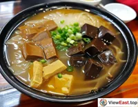 In Jiangsu's tourist areas, bowls of duck blood and vermicelli soup have become a must-try local specialty for visitors.