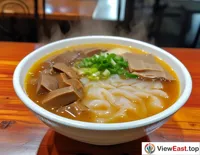 In a Jiangsu breakfast shop, steaming bowls of duck blood and vermicelli soup are served, with the savory broth and smooth duck blood whetting appetites.