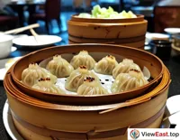 In an upscale hotel's Chinese restaurant, steamed buns are featured as signature dim sum, winning diners' favor with their appearance and taste.