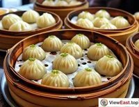 In Zhejiang's tourist areas, steamed buns as local snacks are placed in exquisite bamboo steamers, becoming a must-try for visitors.