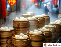 On a Zhejiang snack street, stacks of steamers filled with small buns exude steam and fragrance, drawing passersby.