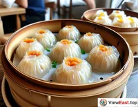 During Zhejiang's morning tea, trays of translucent small steamed buns are served, with thin skins filled with delicious soup and meat, making mouths water.