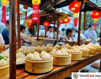 At an outdoor food festival in Fujian, a long line forms at the Sha County bun stall, with people eager to taste the authentic Fujian flavor