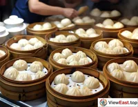 In a Fujian tourist area, a stall of Sha County snacks is surrounded by diners eager to taste the traditional Fujian delicacy.