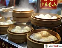 On a Fujian snack street, steamers in a Sha County snack shop are filled with steaming small buns, with thin dough wrapping juicy meat, looking very appetizing.