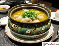 In an upscale Jiangxi hotel, clay pot soup as a traditional dish is enhanced by exquisite tableware.