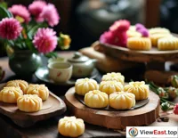 During traditional Yunnan festivals, families make flower cakes as gifts for friends and relatives, conveying good wishes.