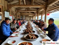 At a Qinghai agritourism spot, tourists sit around a long table, savoring freshly cooked hand-grabbed mutton, experiencing authentic rural flavors.