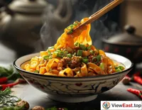 At a Shaanxi Spring Festival family feast, oil-poured noodles serve as a special dish, adding a touch of brightness to the reunion meal.