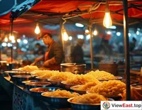 At a Shaanxi night market, vendors are busy under the lights, with the aroma of oil-poured noodles drifting through the night sky.