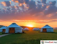 At dusk on the grassland, tourists taste hand-pulled mutton outside the yurt, enjoying the tranquility and flavor of the grassland.