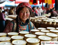 At a Qinghai market, a Tibetan woman sells homemade yogurt, attracting many foodies.