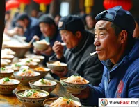 In Gansu's tourist area, tourists savor authentic liangpi, attracted by its unique flavor.