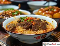 At a Guizhou snack festival, intestine prosperity noodles, as a signature dish, attract the attention of many foodies and become the highlight of the snack festival.