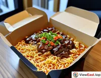 In an office in Guizhou, a white-collar worker opens a takeout box during lunch break, revealing enticingly colored intestine prosperity noodles with a fragrance that fills the air.