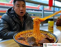 Near Guizhou's train station, a traveler sits in a snack shop, taking big bites of spicy and fragrant intestine prosperity noodles, with fatigue from the journey disappearing