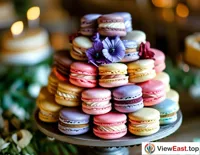 At a wedding, French macarons are decorated in wedding-themed colors, becoming the focus of guests' photos.