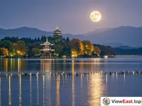 The serene lake and moonlight on an autumn night at West Lake.