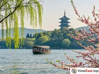 The scenic beauty of Su Causeway in spring at West Lake.