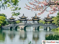 The spring scenery of the Five Pavilion Bridge at Slender West Lake in Yangzhou