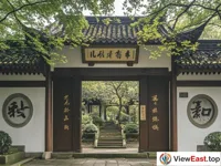 The second gate of Changsha Yue Lu Academy, inheriting culture through plaques and couplets.