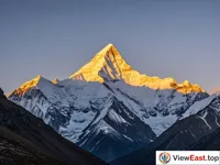 The splendid moment of Gongga Mountain's golden sunrise, the sanctity of the peak.